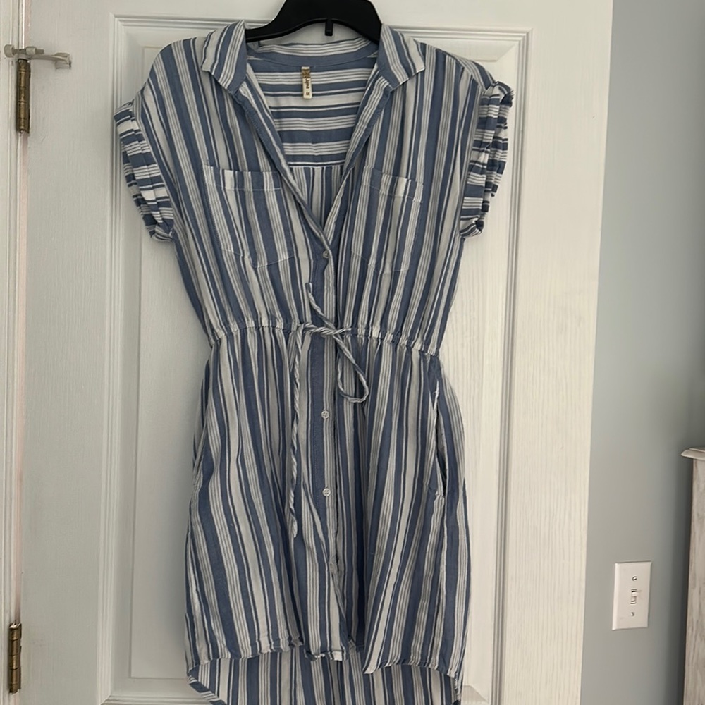 Size M button down dress with tie and pockets, like new, smoke free home